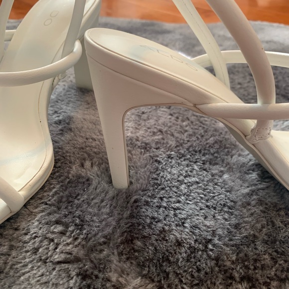 White sandals with heels size 7 - Picture 2 of 3